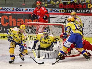 Pokus Martina Hanzala dokázali hosté odvrátit. U puku je kapitán Zlína Petr Čajánek