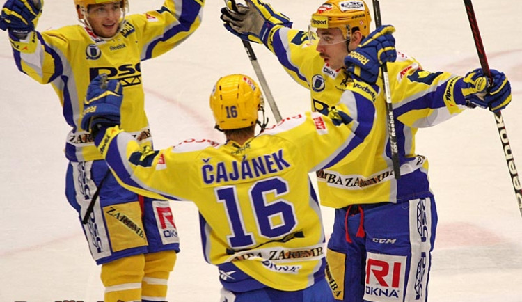 Zlínský bek Pavel Matějíček (vpravo) dal svůj první extraligový gól v úterý proti Třinci. Na ledě Motoru se trefil hned dvakrát