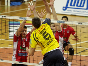 Michal Finger smečuje