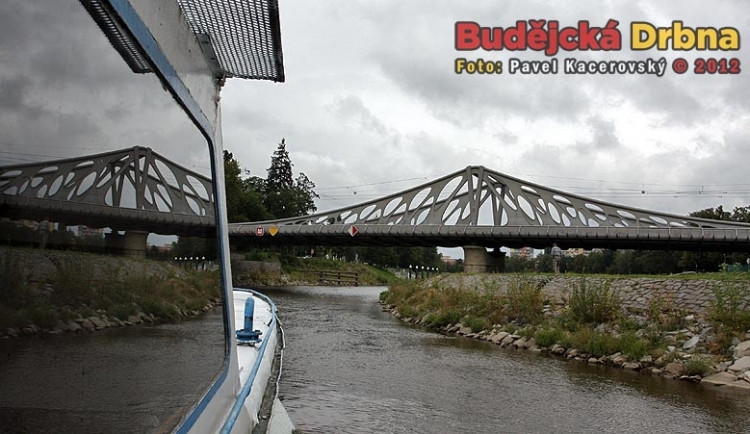 Pohled na Dlouhý most z lodě Malše