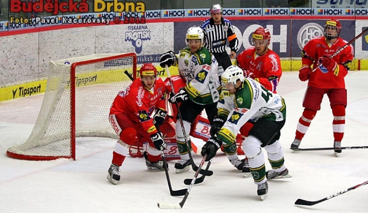 Petr Kumstát (v popředí při zápase v Budvar Aréně) si na své konto připsal tři body za jeden gól a dvě asistence