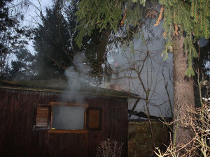 Zahradní chatku v Jivně zachvátily plameny