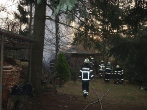 Zahradní chatku v Jivně zachvátily plameny