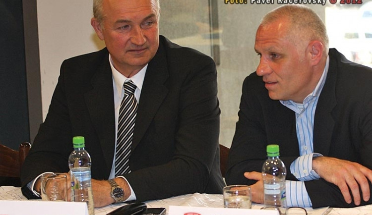 Předseda představenstva HC Mountfield Zdeněk Blažek s koučem mužstva Peterem Draisaitlem
