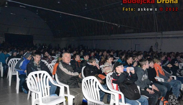 Diváci. Živí. Všichni. Zatím...