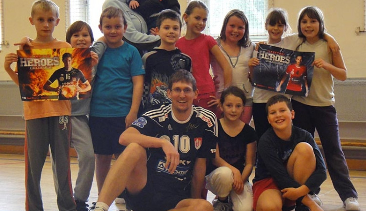 Vojtěch Zach (na zemi) s malými účastníky turnaje