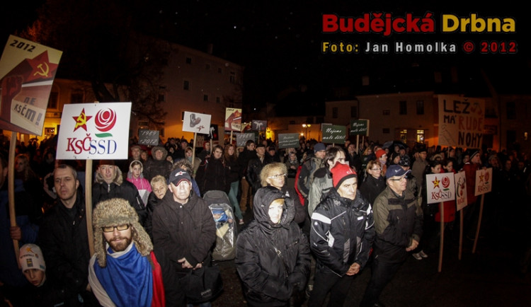 Jsou vytrvalí! Proti krajské radní protestovali podruhé