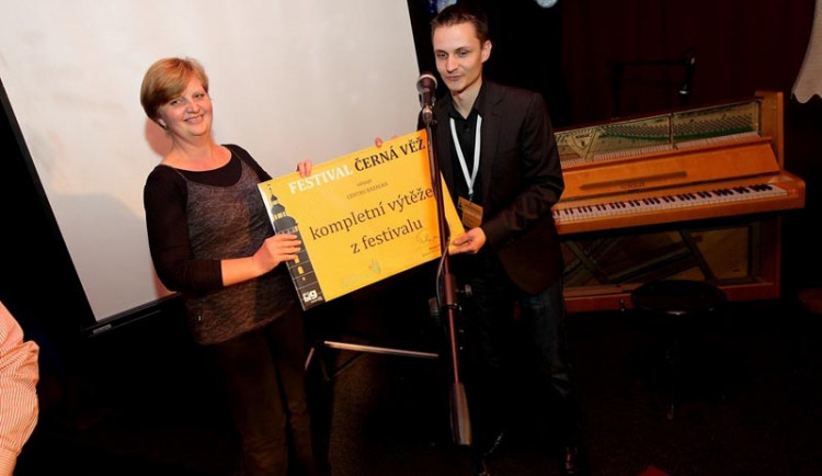 Ředitel festivalu Milan Pleva předává šek ředitelce Centra BAZALKA Vandě Polívkové