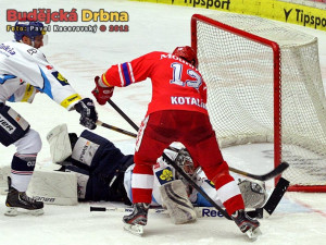 Aleš Kotalík ležícího gólmana Vítkovic Filipa Šindeláře nepřekonal