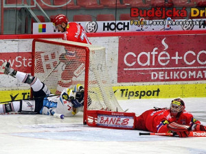 Marek Bartánus skončil po faulu Jiřího Šimánka v brance Mountfieldu, na stejné místo umístil z následného trestného střílení také puk