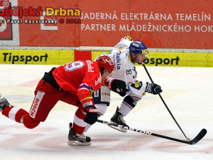 Za kotoučem spurtují Milan Michálek a Vladimír Svačina