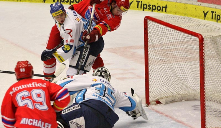 Martin Hanzal se snaží prosadit přes bránícího Karola Slobodu, pod nohy se mu vrhá i gólman Filip Šindelář