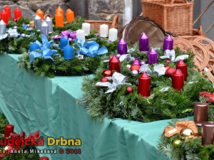 Adventní trh na Hluboké dýchal Vánocemi