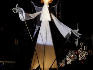 Velký anděl obešel celé náměstí