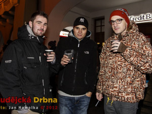 Většina návštěvníků se po příletu přemístila na punč