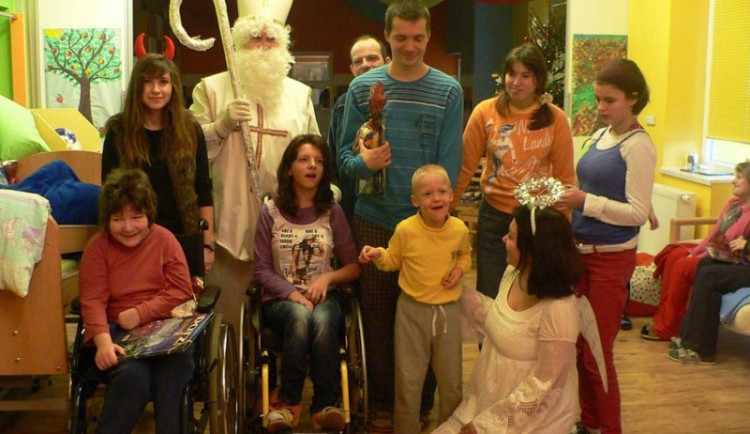 Šárka (dole druhá zleva) navštěvuje Centrum BAZALKA