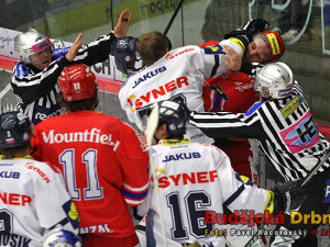 Další rvačka. Tentokrát se David Štich bije s Milanem Michálkem