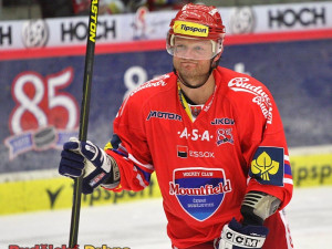 Milan Toman při obnovené premiéře v dresu Jihočechů utrpěl několik šrámů v obličeji