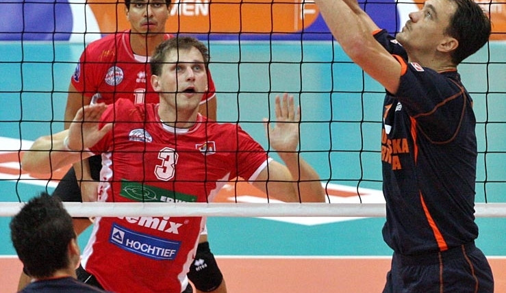 Srbský nahrávač v dresu Budvy Veljko Petković nahrává při zápase v Českých Budějovicích na hostující smeč