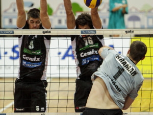 Blok Sobotky a Pláteníka proti smeči Kramara