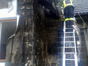 Dům v Zalinách po pondělním požáru