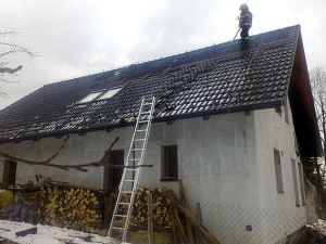 Dům v Zalinách po pondělním požáru