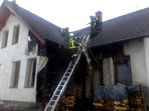 V Zalinách začal od hranice dřeva hořet rodinný dům