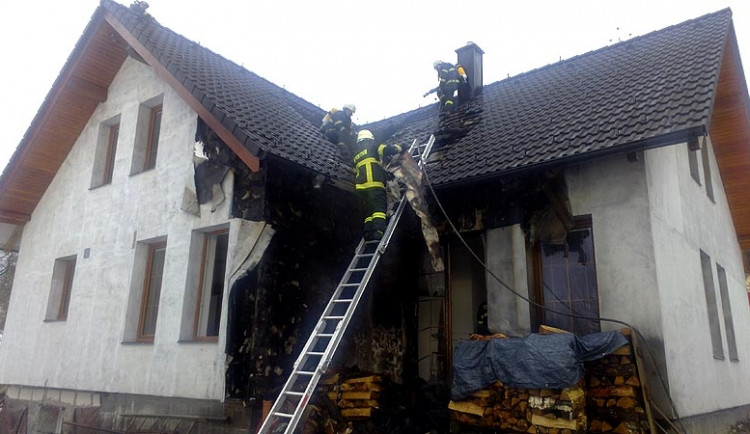 Dům v Zalinách po pondělním požáru