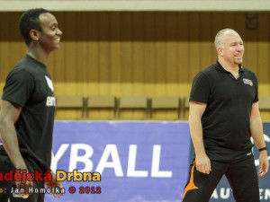 Vpravo trenér Němců, Australan Mark Lebedew