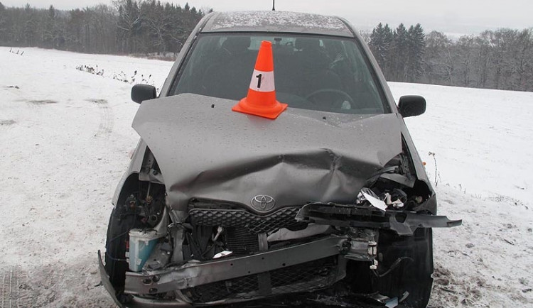 Toyota Yaris řidičky, která nezvládla řízení a narazila do protijedoucího Peugeotu 206