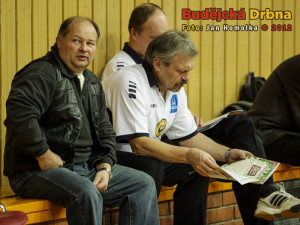 I rozhodčí si před zápasem pročítali tištěný občasník Budějcké Drbny