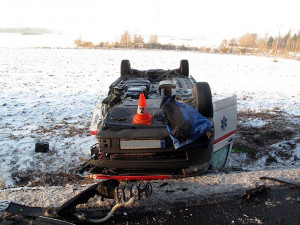 Převozní sanitní vůz skončil na střeše