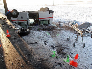 Převozní sanitní vůz skončil na střeše