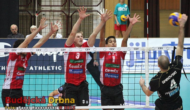 Srbský univerzál Aleksandar Spirovski proti domácímu bloku ve složení Rojas - Mach - Novotný (zprava)