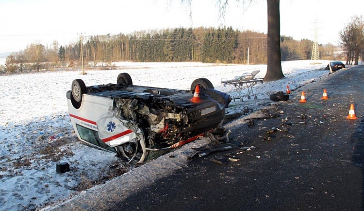 Převozní sanitní vůz skončil na střeše