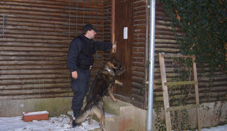 Policisté kontrolovali chaty společně se psy