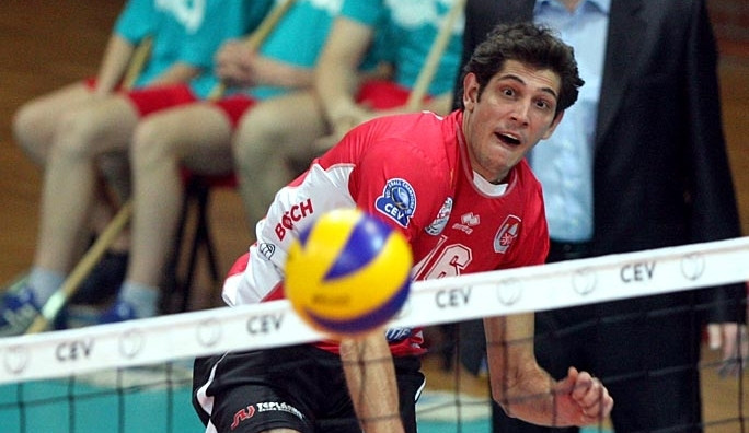 Opora Jihostroje Peter Pláteník a trenér Jan Svoboda (vzadu) už vyhlíží soupeře v Poháru CEV