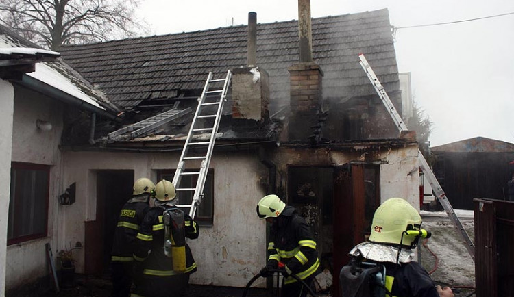 V Bukové hořel rodinný dům, oheň vyšlehl z kotelny