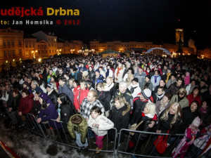 Zaplněný prostor před pódiem