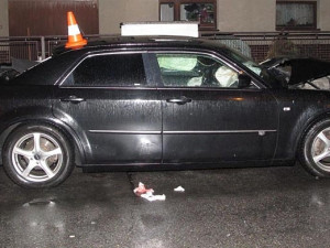 Střet pekařské dodávky s osobním vozidlem značky Chrysler