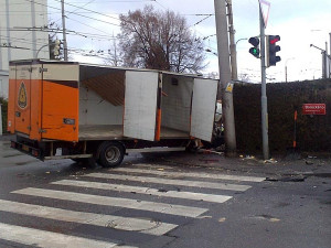 Střet pekařské dodávky s osobním vozidlem značky Chrysler