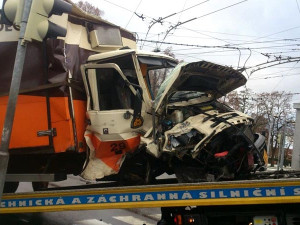 Střet pekařské dodávky s osobním vozidlem značky Chrysler