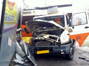 Střet pekařské dodávky s osobním vozidlem značky Chrysler