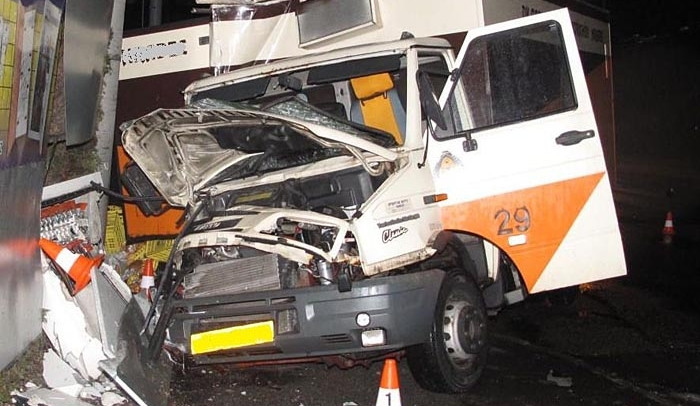 Střet pekařské dodávky s osobním vozidlem značky Chrysler