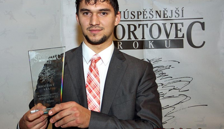 Hokejista Jakub Kovář s cenou pro nejúspěšnějšího jihočeského Sportovce roku 2012