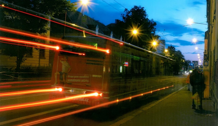 Kontrola v městské hromadné dopravě chodí i v noci
