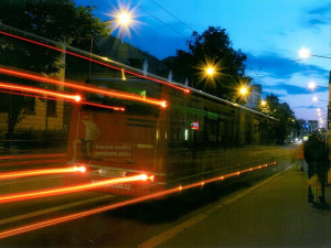 Kontrola v městské hromadné dopravě chodí i v noci