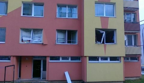 K výbuchu došlo v prvním patře paneláku ve Vodňanské ulici