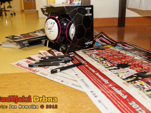 Děti dostaly napřiklad fotbalový míč nebo plakáty