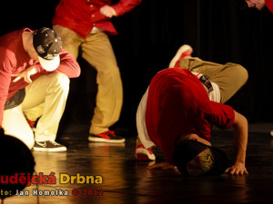 Tancovalo se na nohou i na hlavách